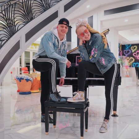Snippet of JoJo Siwa and Elliott which initially started their relationship rumors. 